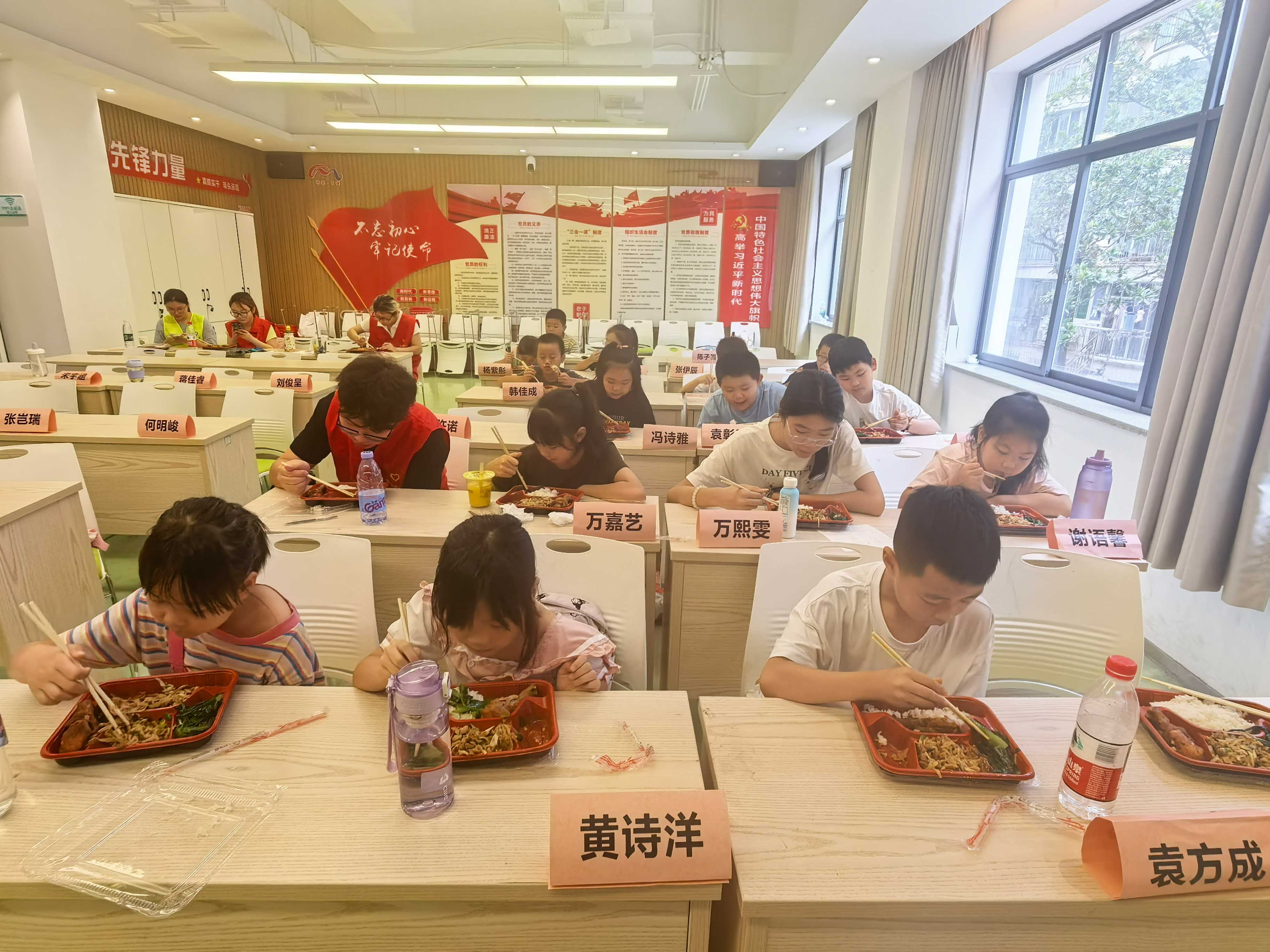 塔澳党建 | 爱心午餐暖童心 社企联动护“新苗”